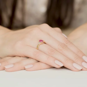 Złoty pierścionek z Rubinem 1,00ct i Diamentami z żółtego złota próby 585. W-0308R